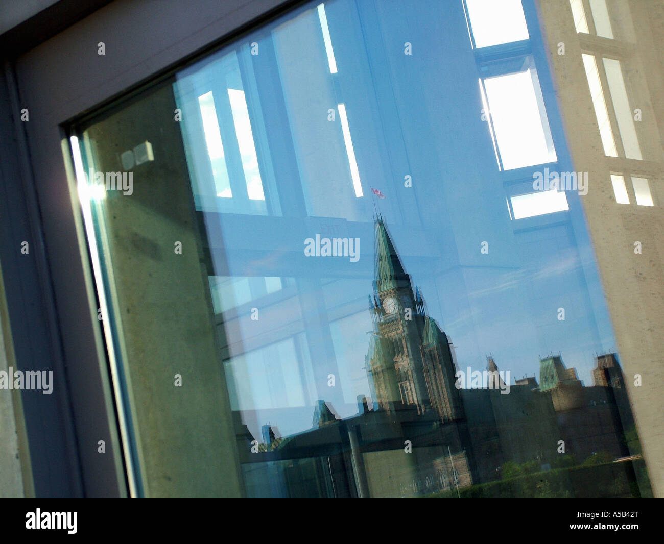 Reflexion von Kanadas Peace Tower. Stockfoto