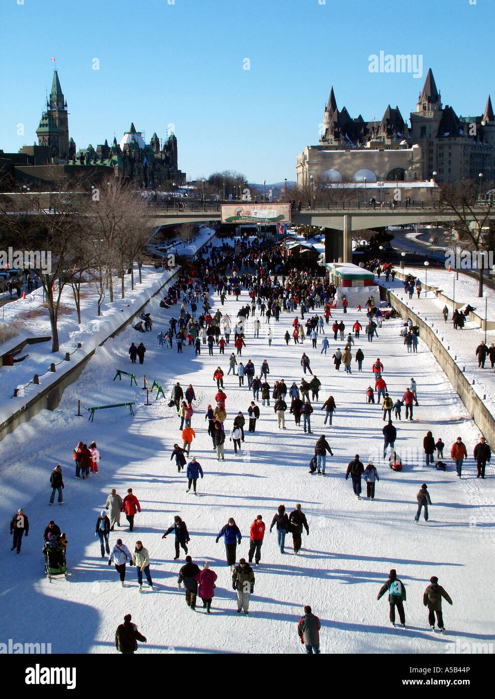 Winterlude Skater auf Rideau-Kanal Skate-Weg, Ottawa, Kanada. Stockfoto