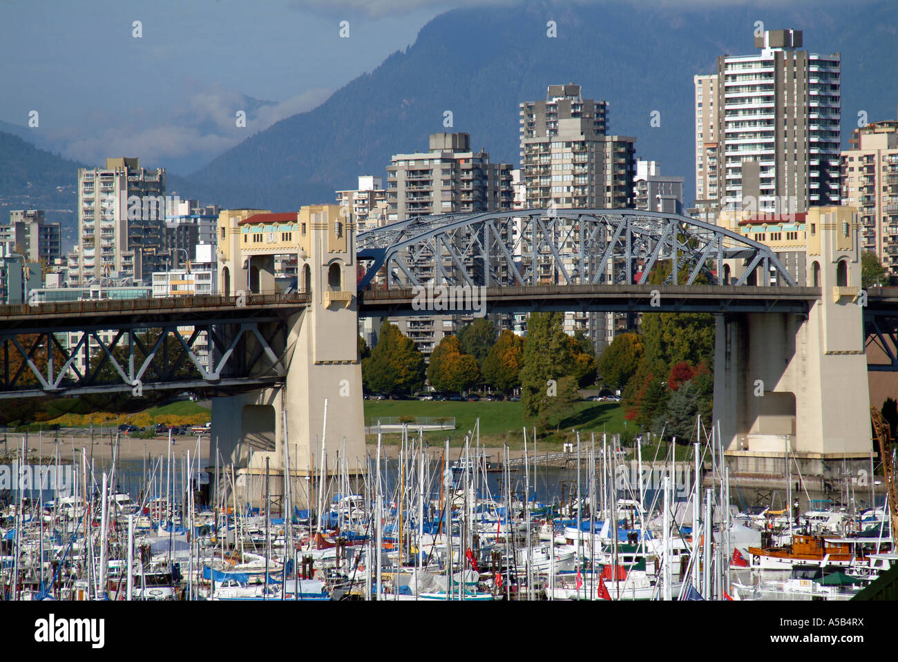 Burrard Bridge mit Marina Vancouver b.c., Kanada. Stockfoto