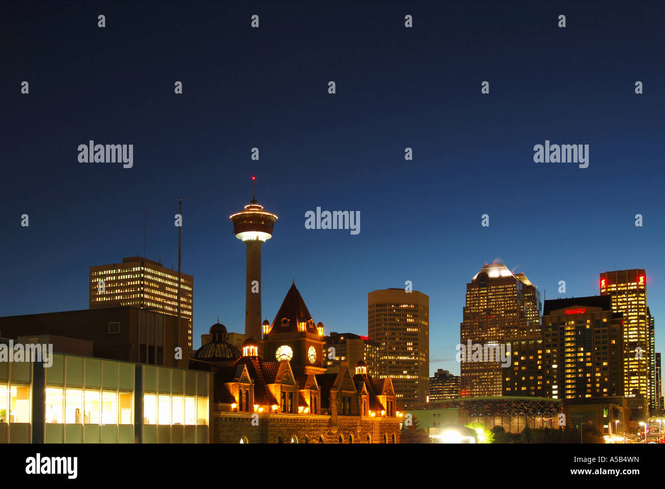 Nachtansicht der Calgary Tower und das alte Rathaus. Stockfoto