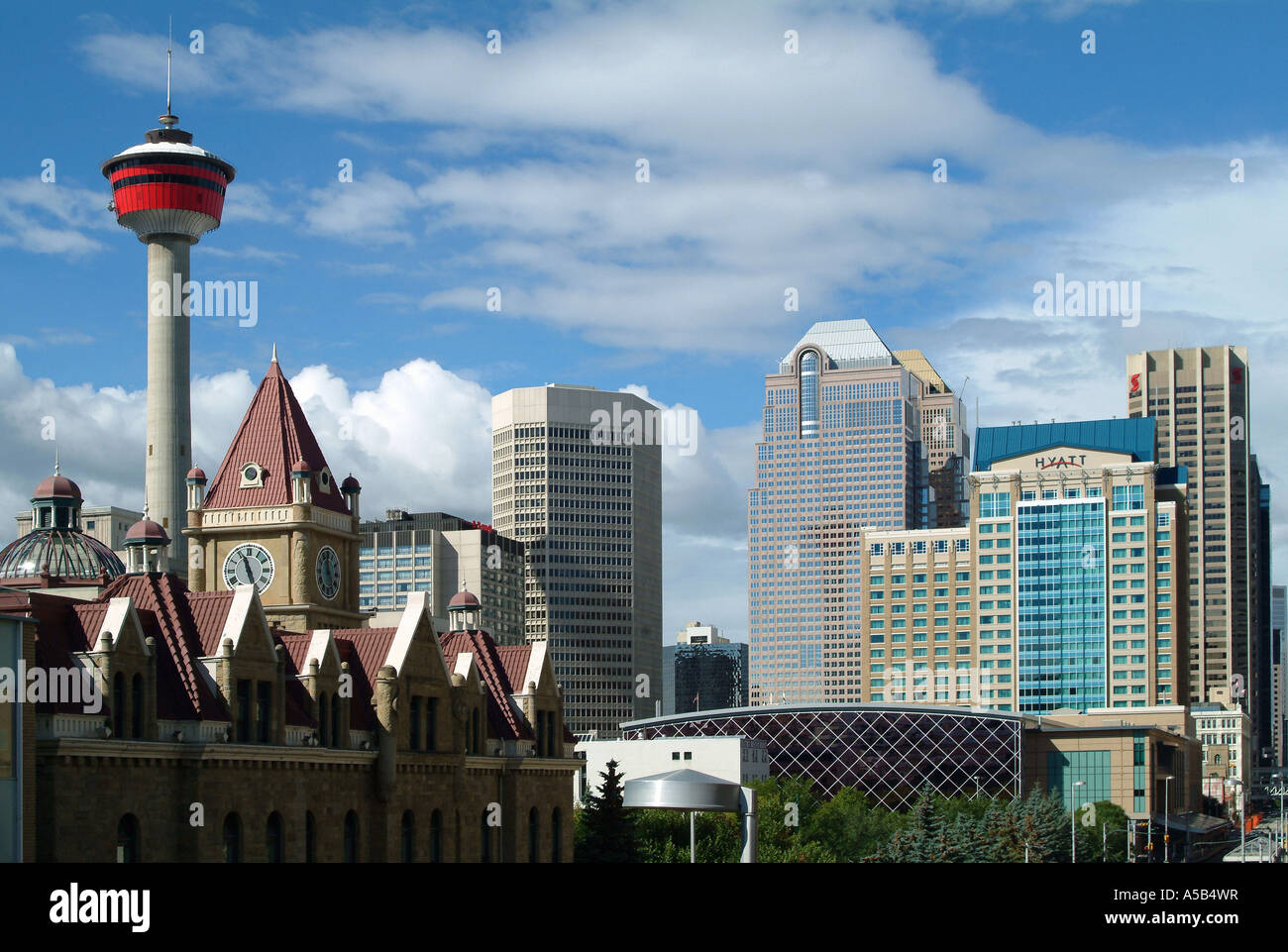 Skyline von Calgary, Alberta, Kanada mit dem berühmten Wahrzeichen Turm. Stockfoto