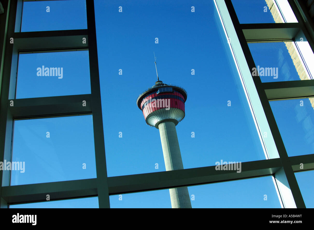 Calgarys Wahrzeichen, der Calgary Tower. Stockfoto
