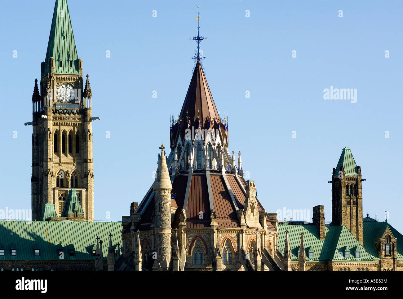 Bibliothek des Parlaments und Kanadas Peace Tower. Stockfoto