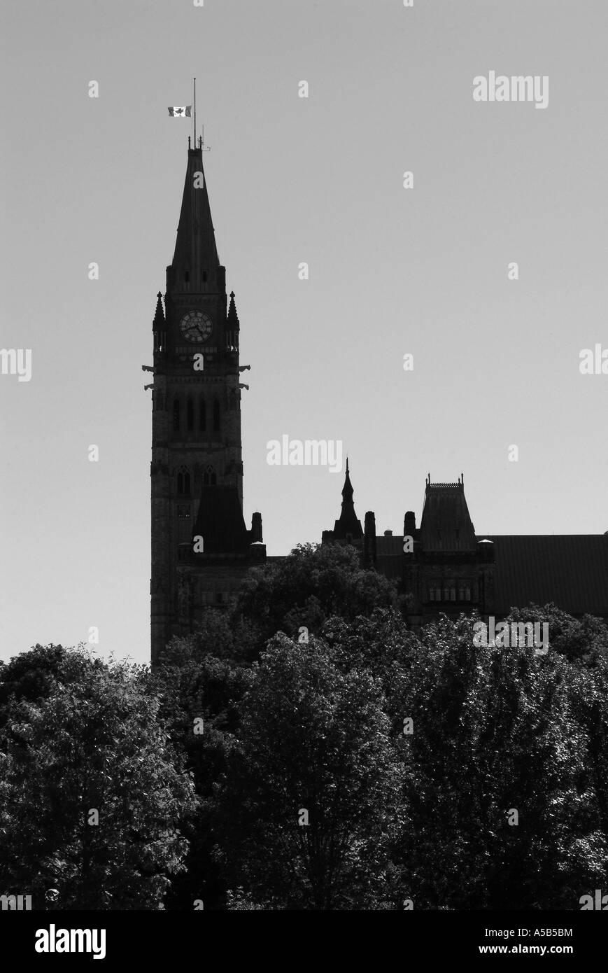 Kanadische Flagge auf die Hälfte Mitarbeiter auf Ottawas Peace Tower. Stockfoto