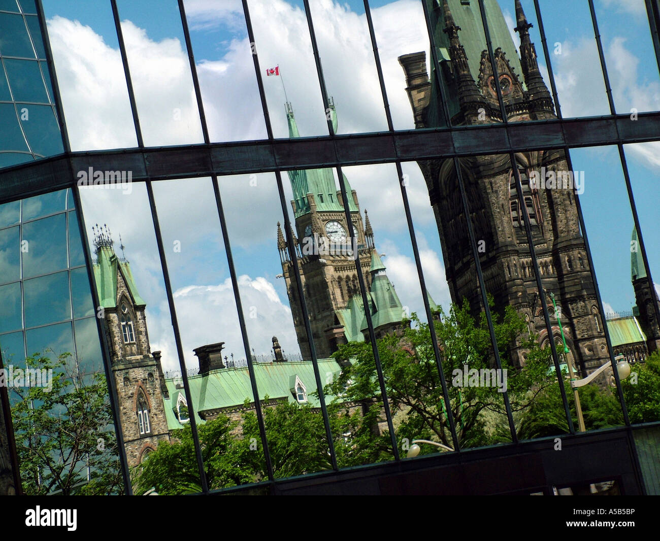 Ottawa Parlamentsgebäude in Glas reflektiert. Stockfoto