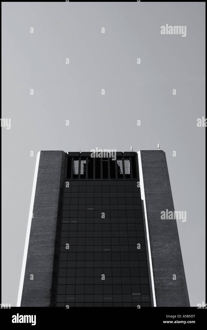 B&W solide monolithischen Turm mit Himmel als Hintergrund. Stockfoto