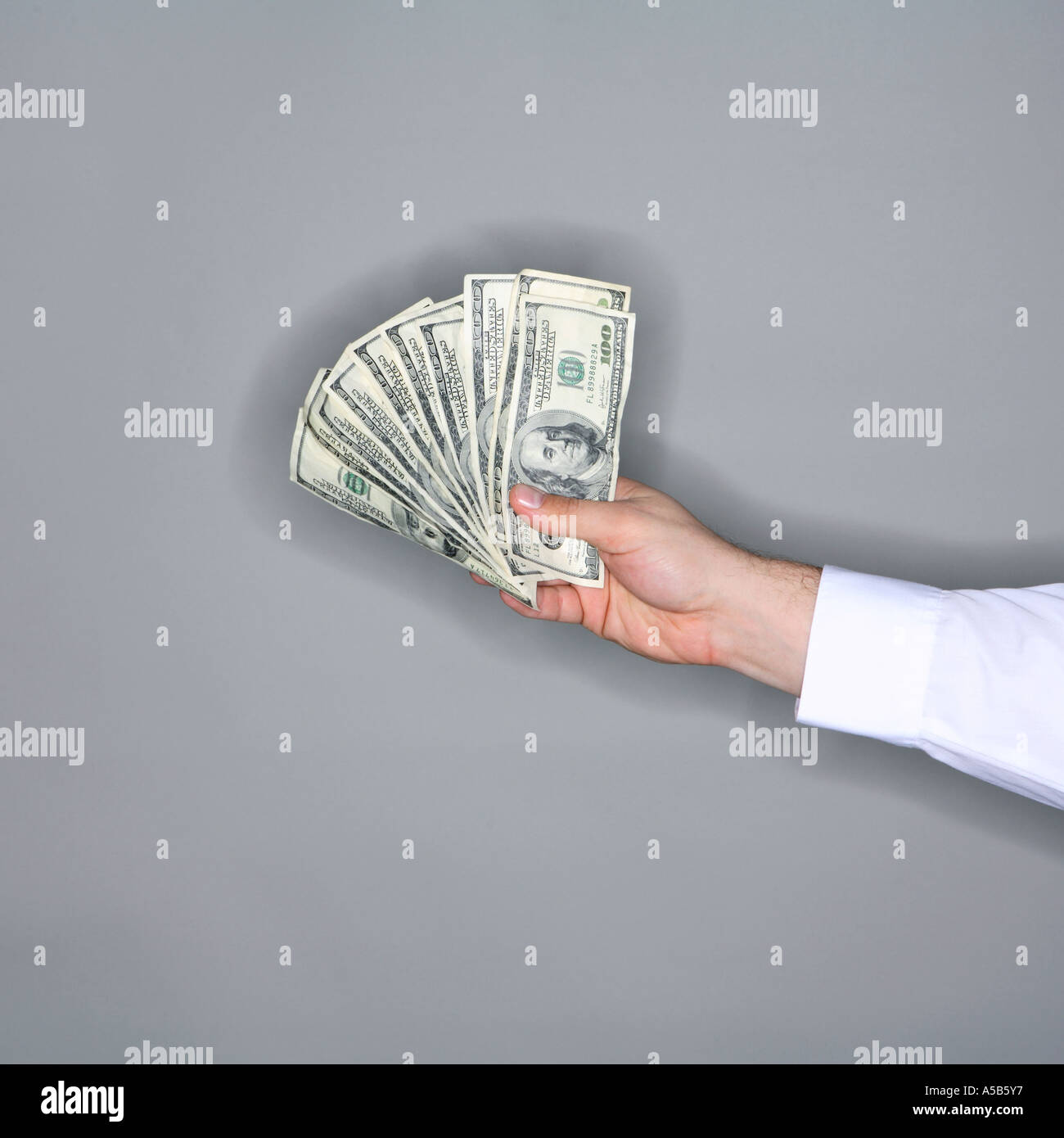 Hand, die 1000 $ in $100 Rechnungen Stockfoto