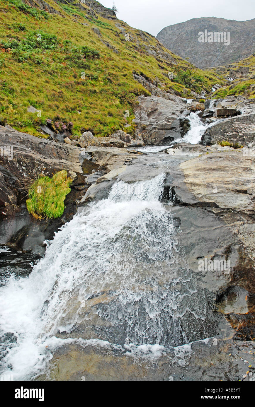 Wasserfall in den Ausläufern der Snowdon Stockfoto