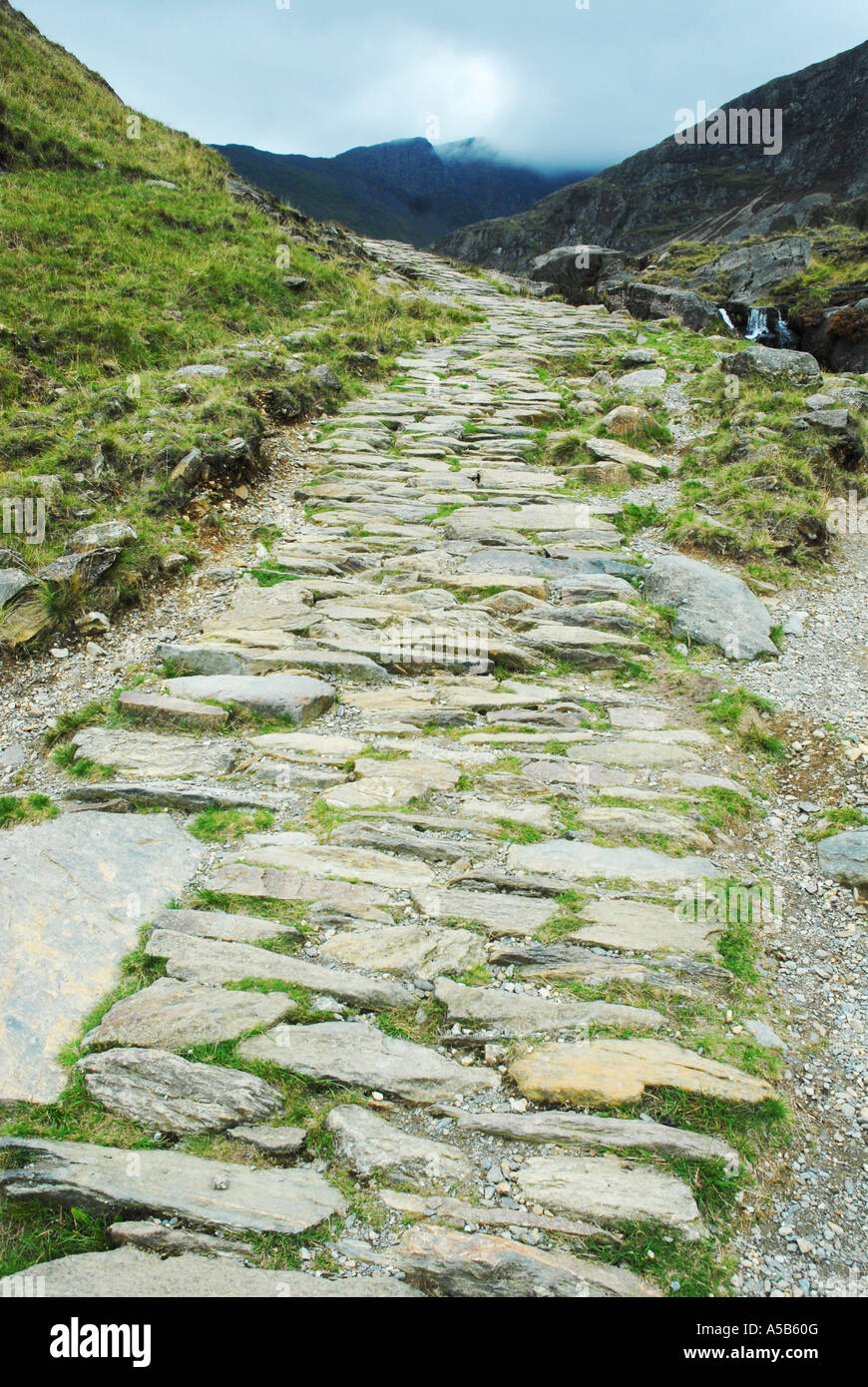 Alten gepflasterten Weg durch die Ausläufer des Snowdon Stockfoto