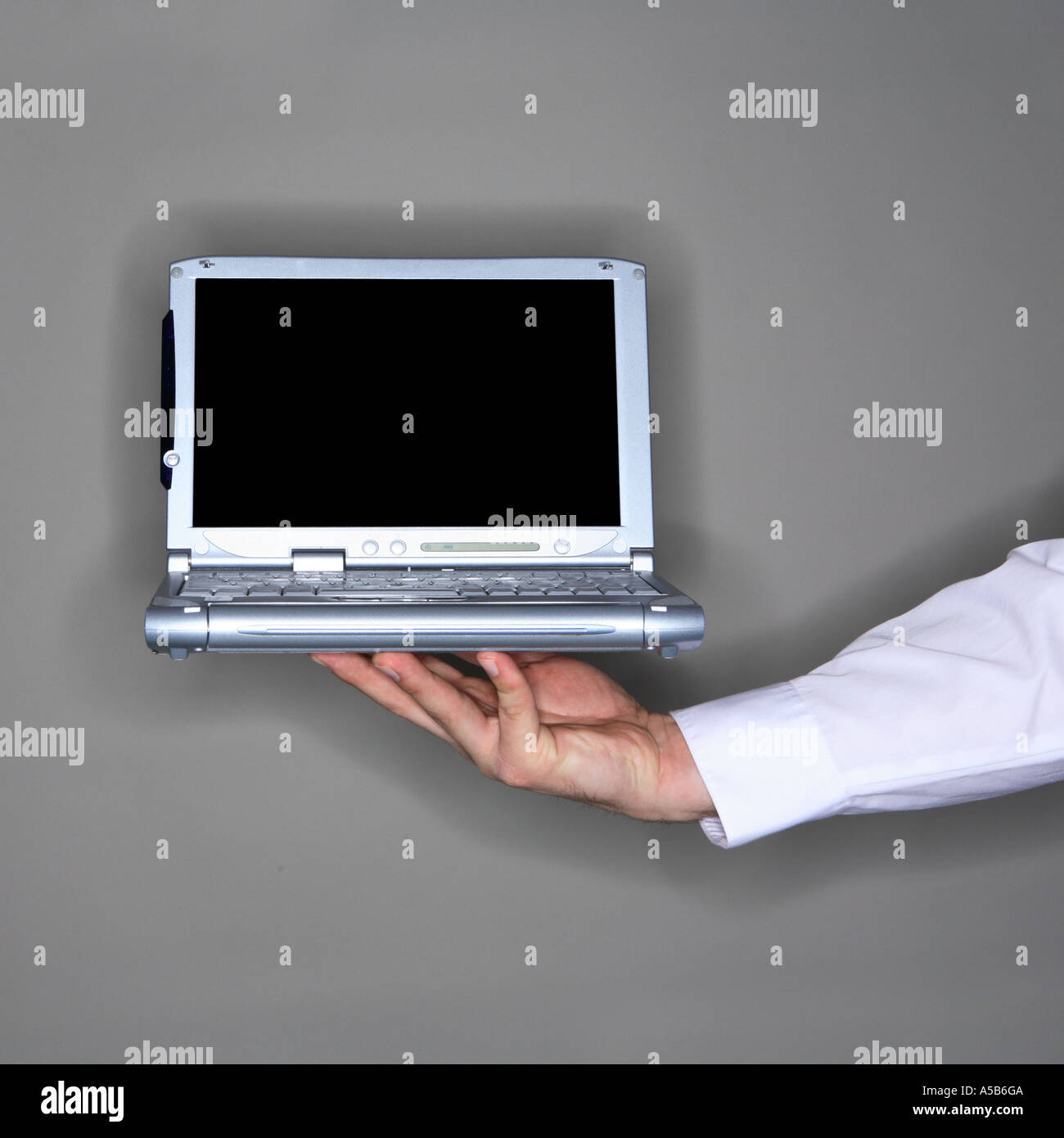 Hand, die Laptop-Computer mit leerer Bildschirm Stockfoto
