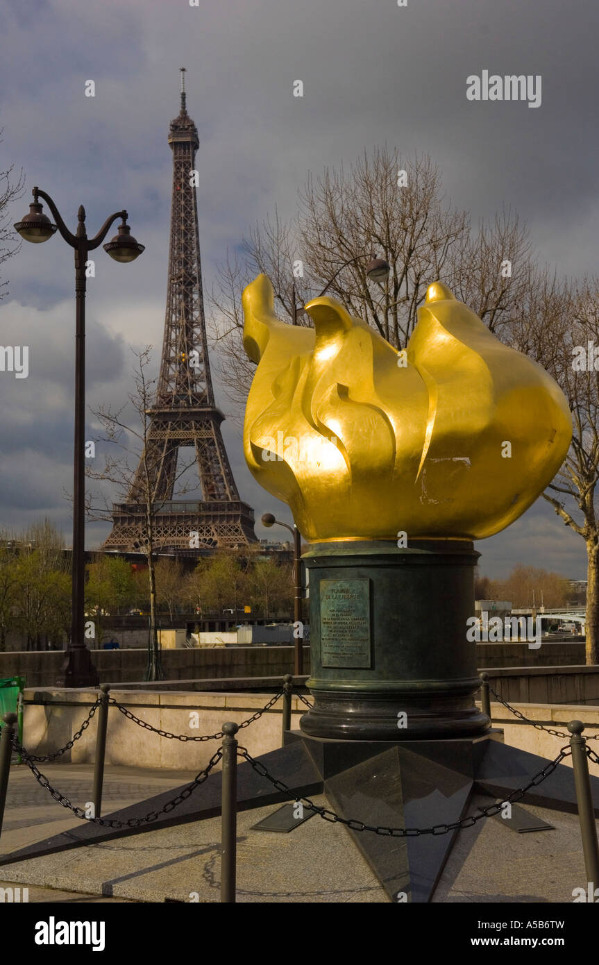 Die Flamme der Freiheit, die über dem Eingang zum Tunnel Paris sitzt in dem Diana starb Stockfoto