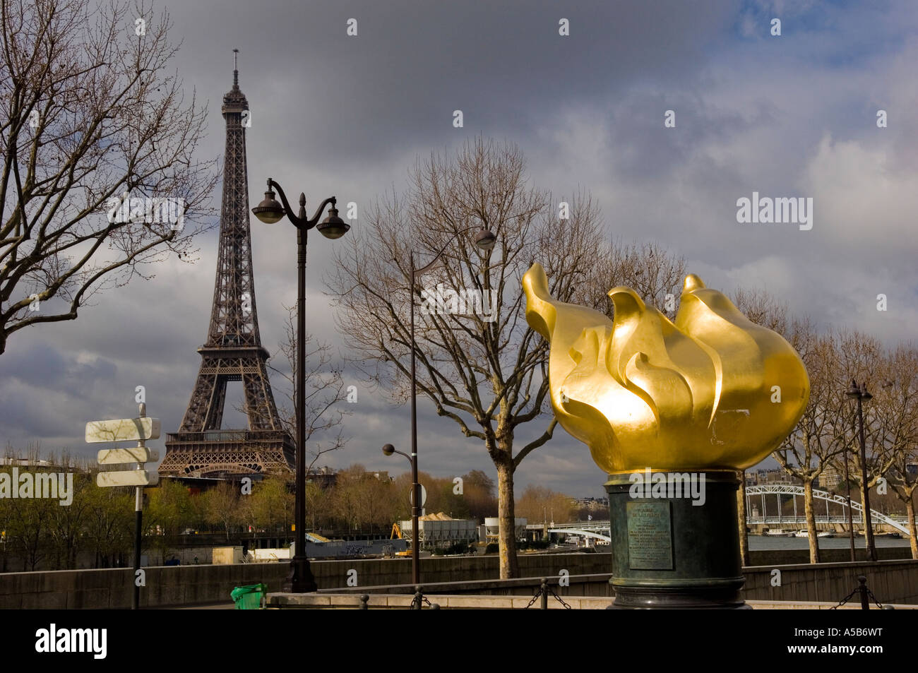 Die Flamme der Freiheit über dem Eingang zum Paris-Tunnel, in dem Diana starb Stockfoto