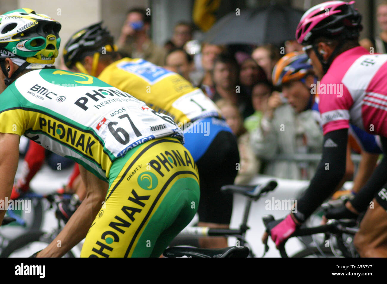Jan Ulrich wahrscheinlich froh zu sehen, die Rückseite des Lance Armstrong am Ende der Tour de France 2005 in Paris Stockfoto