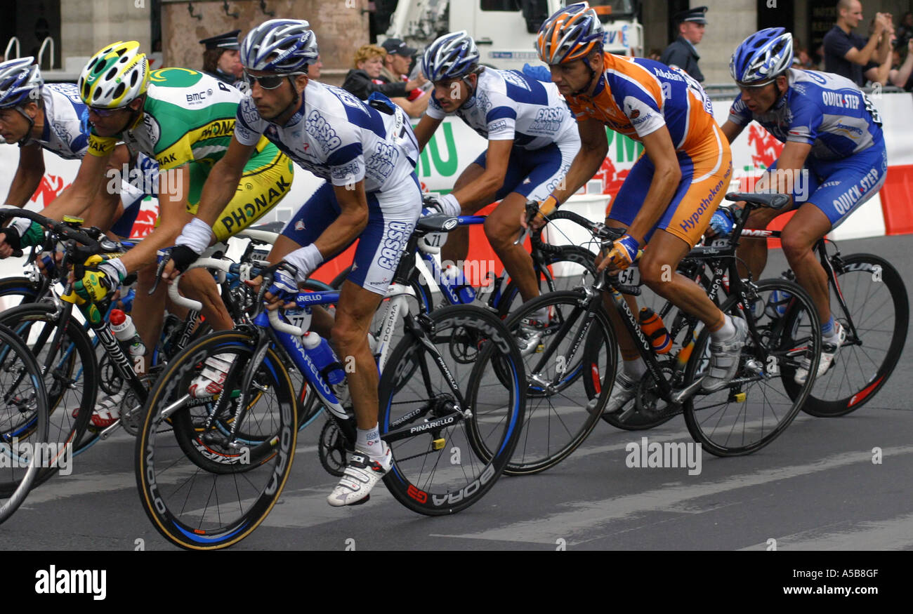 Das Hauptfeld wie es geht um die Strecke von Paris am Ende der Tour de France 2005 Stockfoto