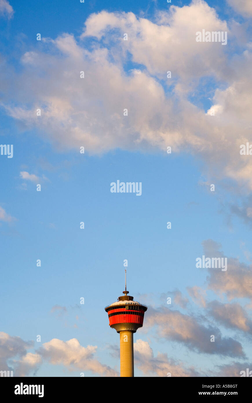 Calgary Tower mit blauen Himmel oben. Stockfoto