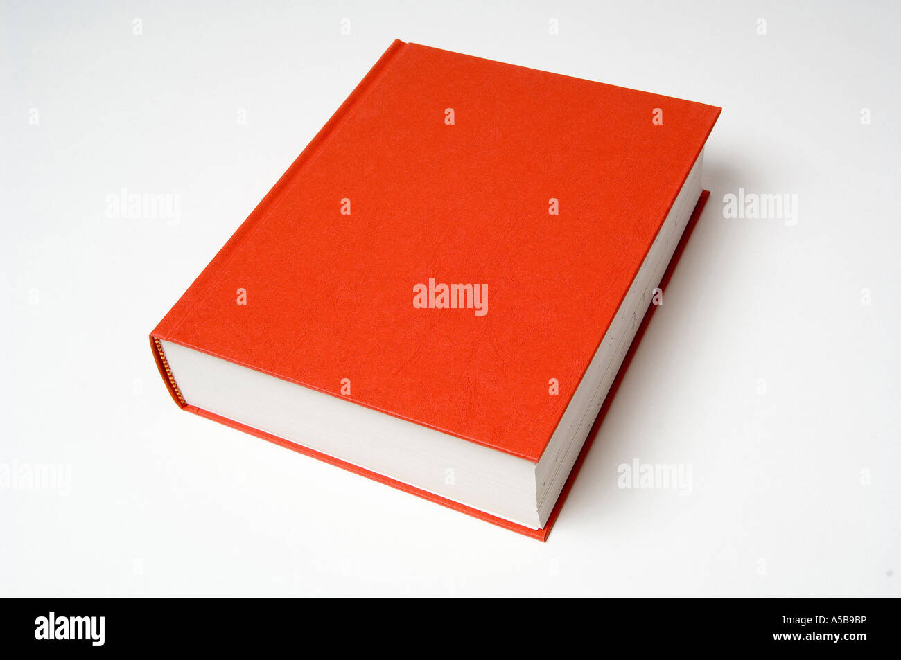 Leere rote Buch auf weißem Hintergrund. Stockfoto