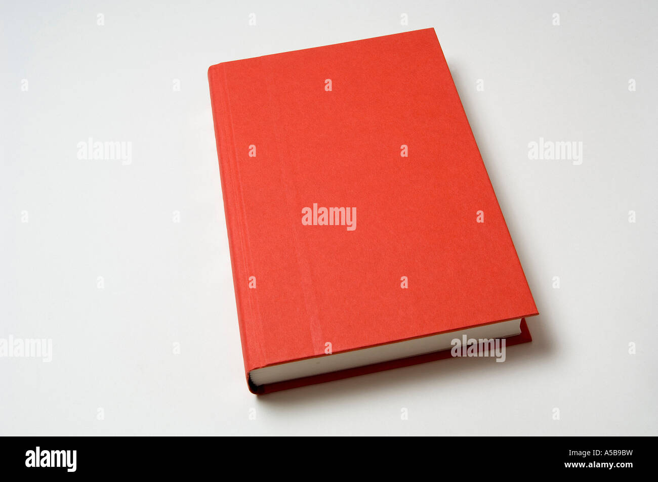 Leere rote Buch auf weißem Hintergrund. Stockfoto