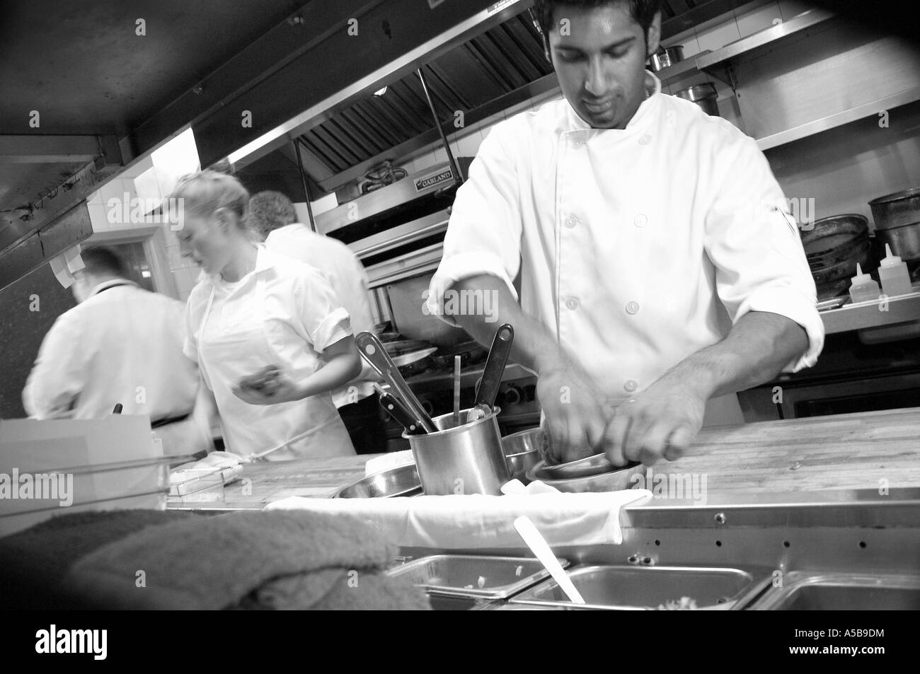 Team von Personal im Restaurant Küche fleißig bei der Arbeit. Stockfoto