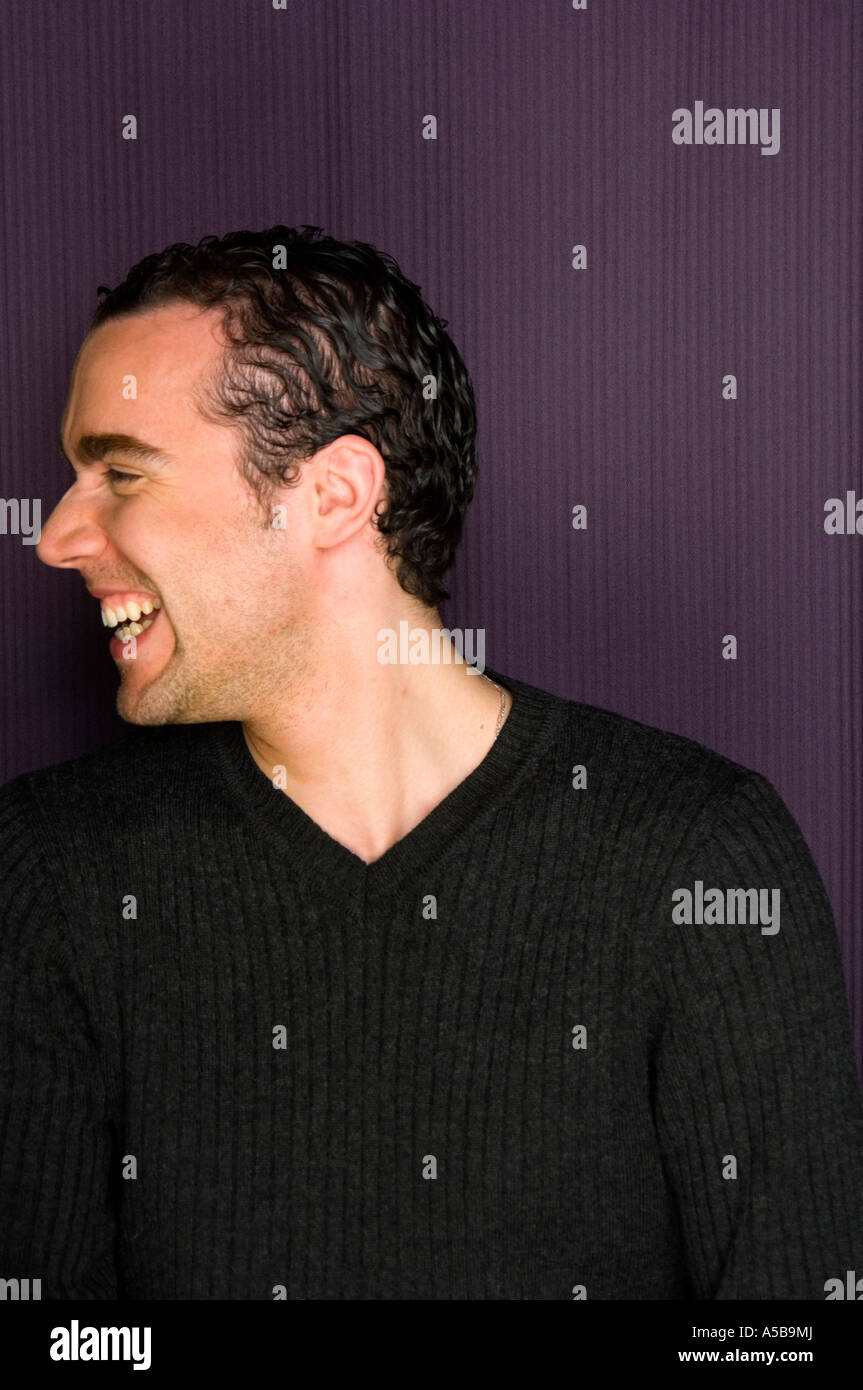 Junger Mann posiert und Photo Booth lachen. Stockfoto