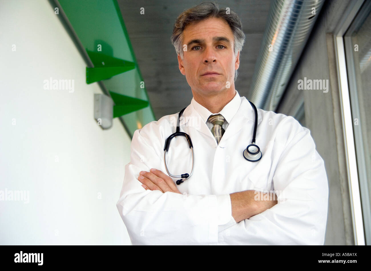 Porträt des männlichen Arzt im Krankenhaus. Stockfoto