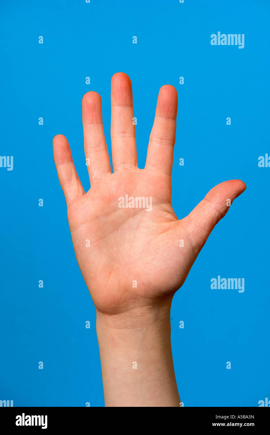 Nahaufnahme der Hand heraus gestreckt auf blauem Hintergrund. Stockfoto