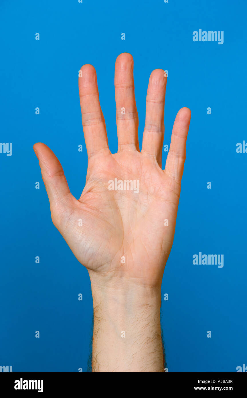 Nahaufnahme der Hand heraus gestreckt auf blauem Hintergrund. Stockfoto