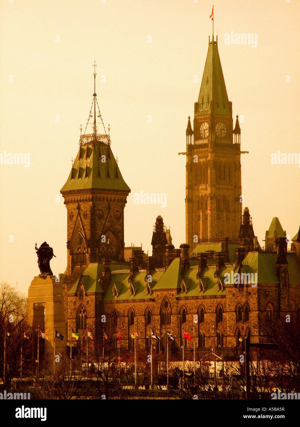 Kanadische Sehenswürdigkeiten, Ottawa Parlamentsgebäude und Kriegerdenkmal. Stockfoto