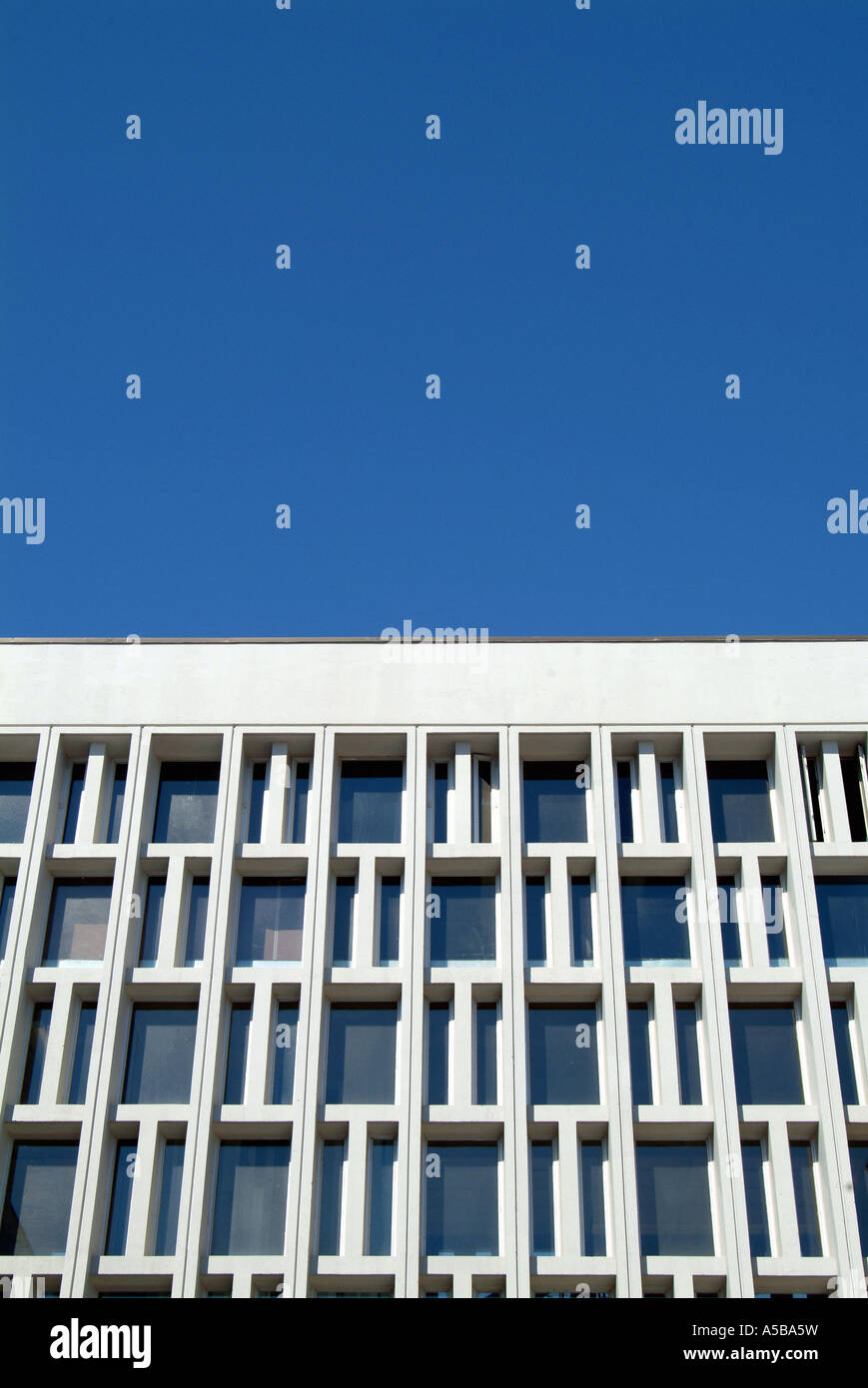Architektonische Raster arbeiten mit blauem Himmelshintergrund. Stockfoto