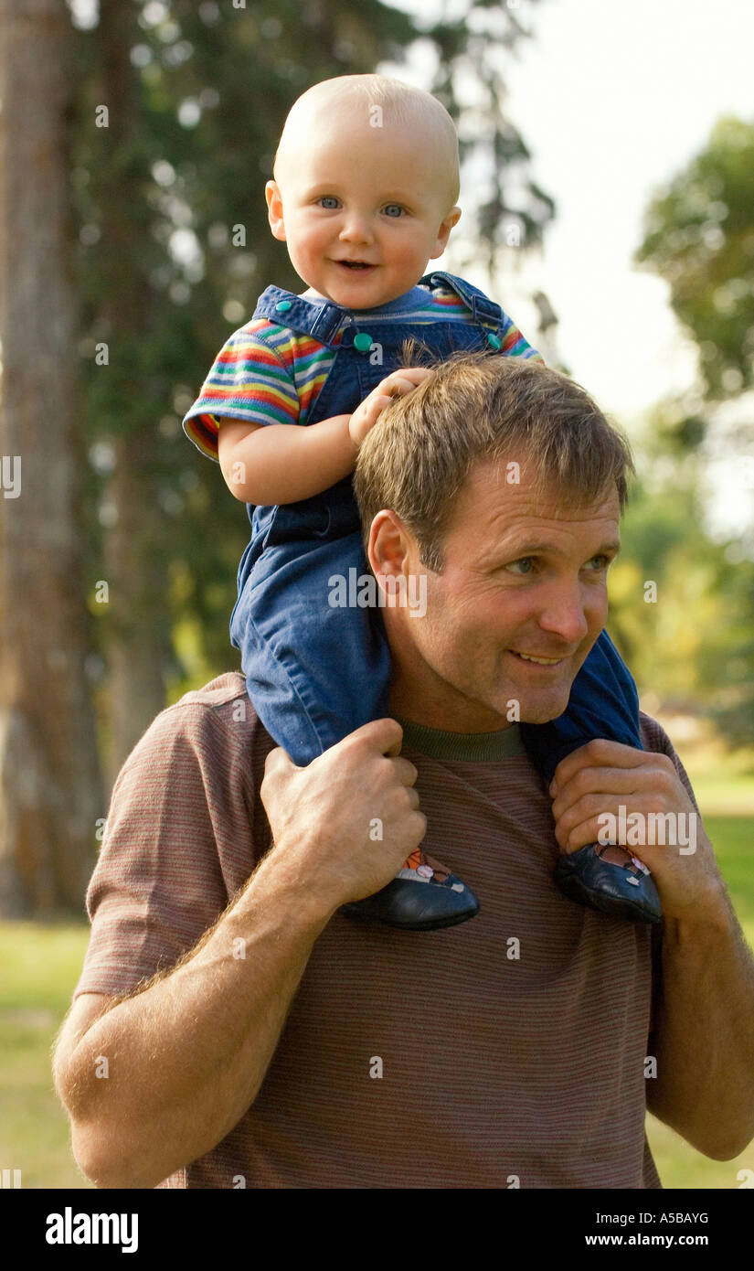 Vater und Sohn Fahrt auf Schultern. Stockfoto