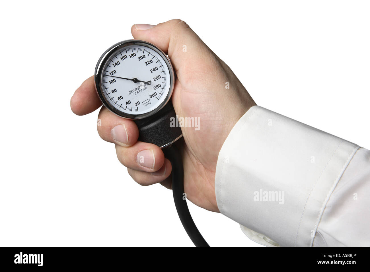 Hand, die Blutdruck-Messgerät auf weißem Hintergrund ausschneiden Stockfoto
