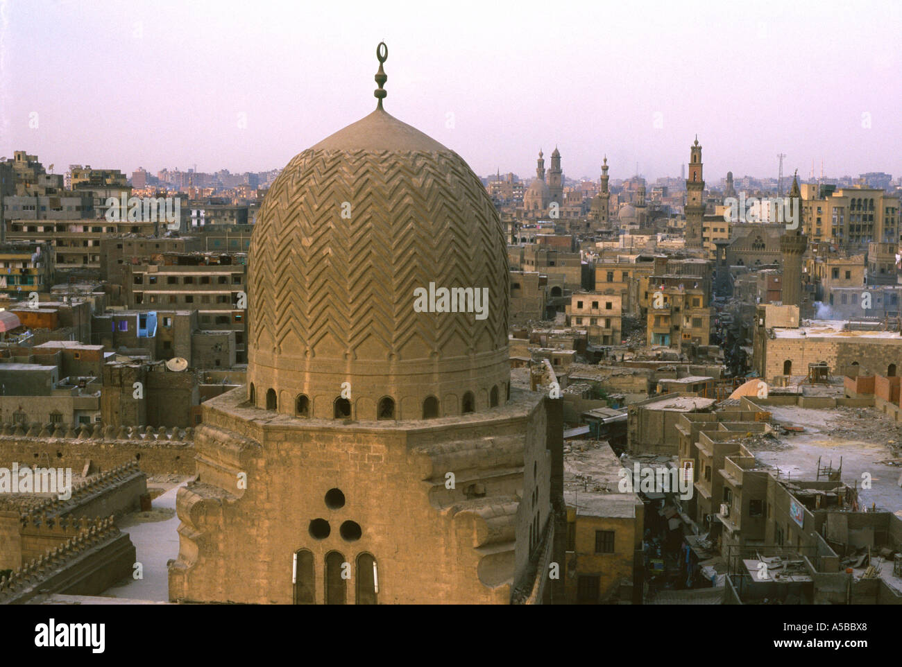 Skyline von hoch aufragenden Minaretten und bauchige Kuppeln wie gesehen von Sultan al-Mu'ayyad Moschee Alt-Kairo-Ägypten Stockfoto