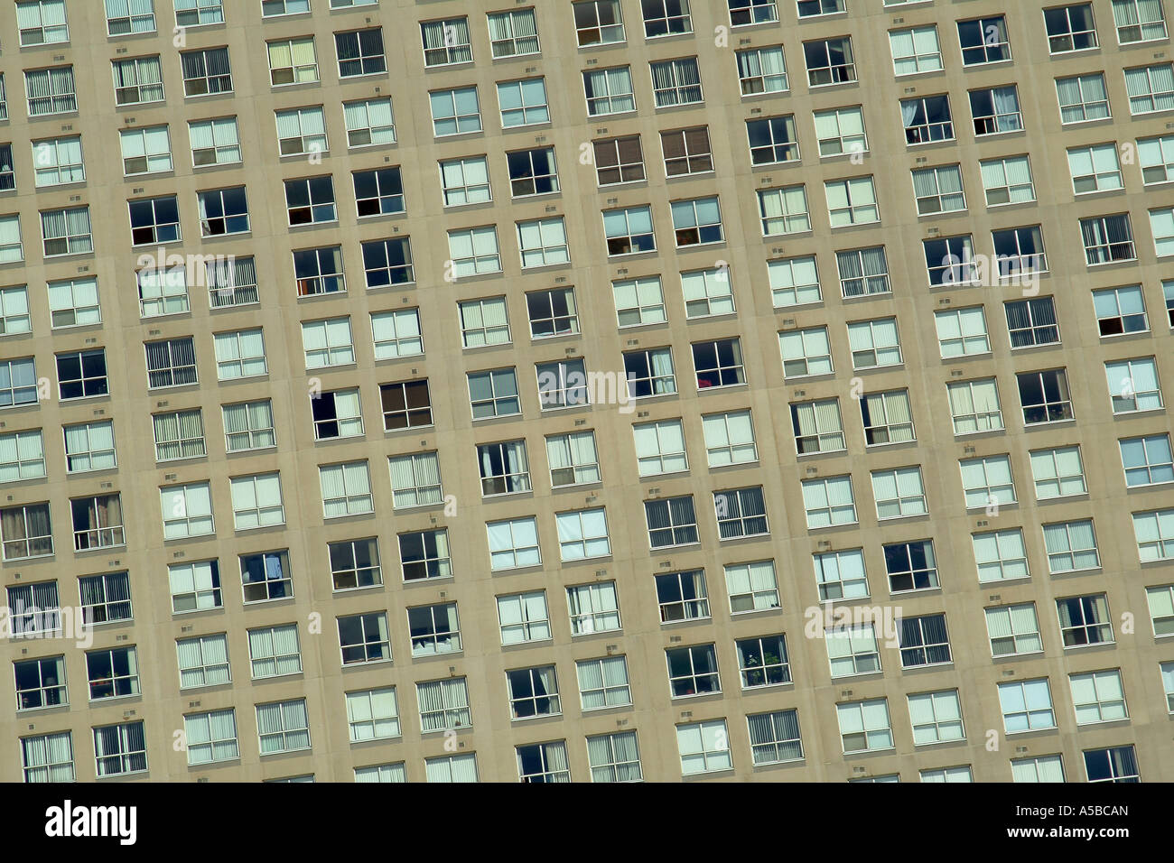 Raster von Fenstern im Gebäude. Stockfoto