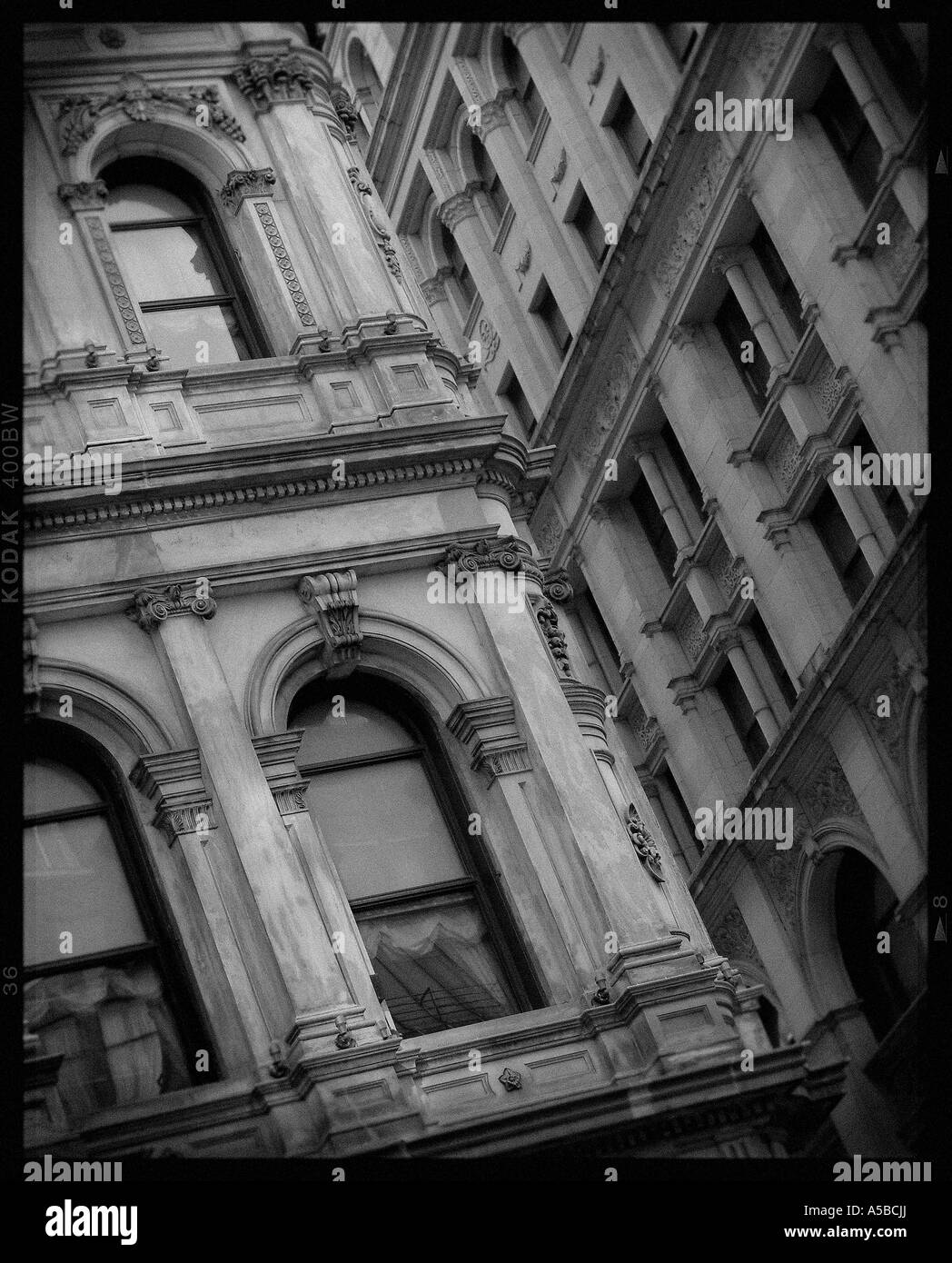 B&W Bild der vielen reich verzierten Fenster. Stockfoto