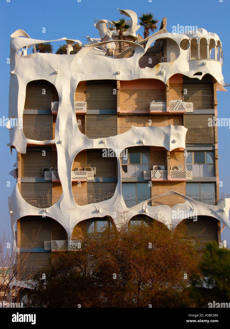 Vor der postmoderne Gebäude namens Crazy House, entworfen vom Architekten Leon Gnignebt auf 181 Hayarkon Street, Tel Aviv. Israel Stockfoto