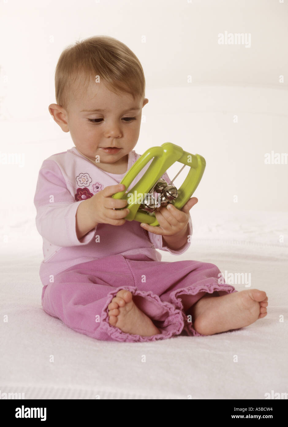 Babymädchen mit Musikinstrument - Glocken Stockfoto