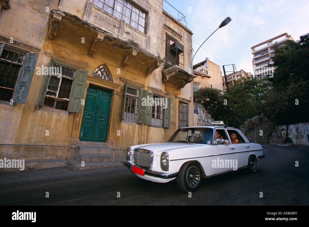 Ein Taxi vorbei an einem alten Gebäude in beirut Stockfoto