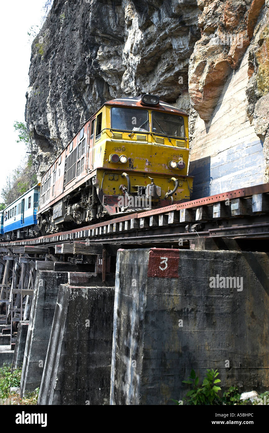 River Kwai Und Burma Bahn Touristischen Zug Auf Krasae Hohle Bock Viadukt Eisenbahnbrucke Thailand Stockfotografie Alamy