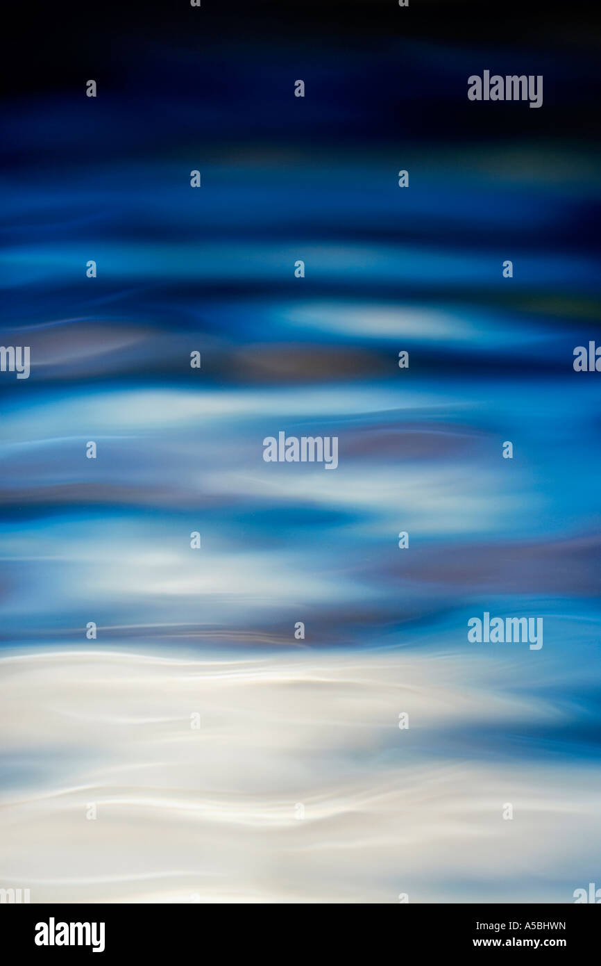 Blauwasser Welligkeit gradient Wellenmuster. Wasser auf eine Platte Spiegel reflektierte Farbe Hintergrund. Stockfoto