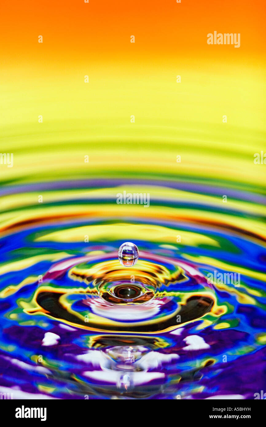 Bunten Wassertropfen und Welligkeit. Wasser auf eine Platte Spiegel reflektierte Farbe Hintergrund. Stockfoto