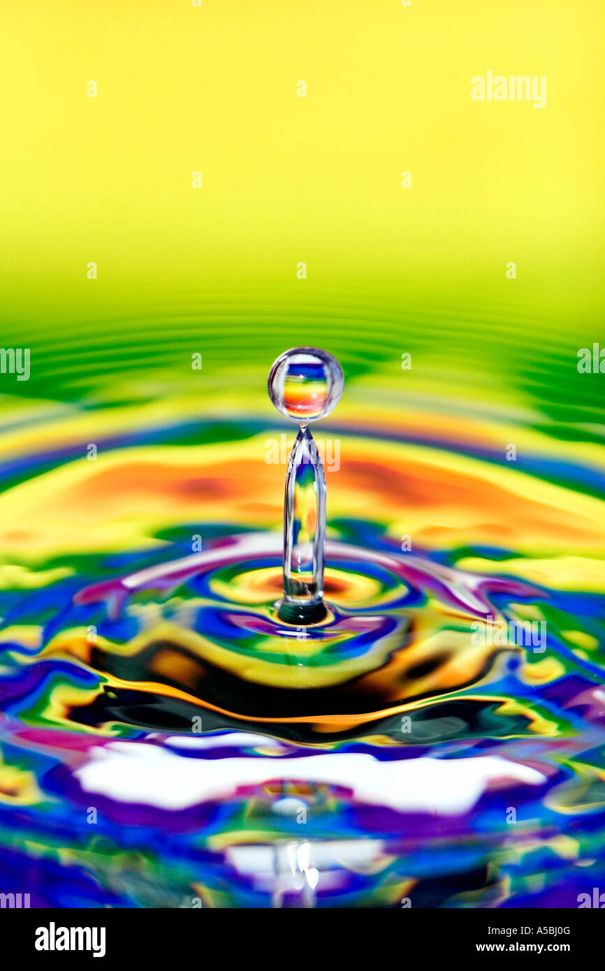 Bunten Wassertropfen und Welligkeit. Wasser auf eine Platte Spiegel reflektierte Farbe Hintergrund. Stockfoto