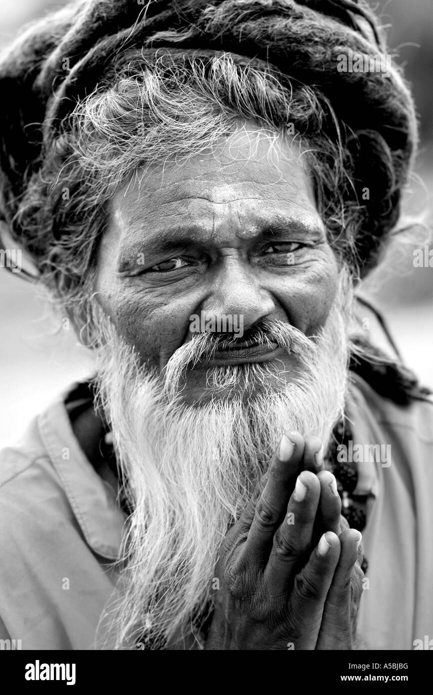 Porträt von einem indischen Sadhu Gruß mit Dreadlocks. Andhra Pradesh, Indien. Schwarz / weiß Stockfoto