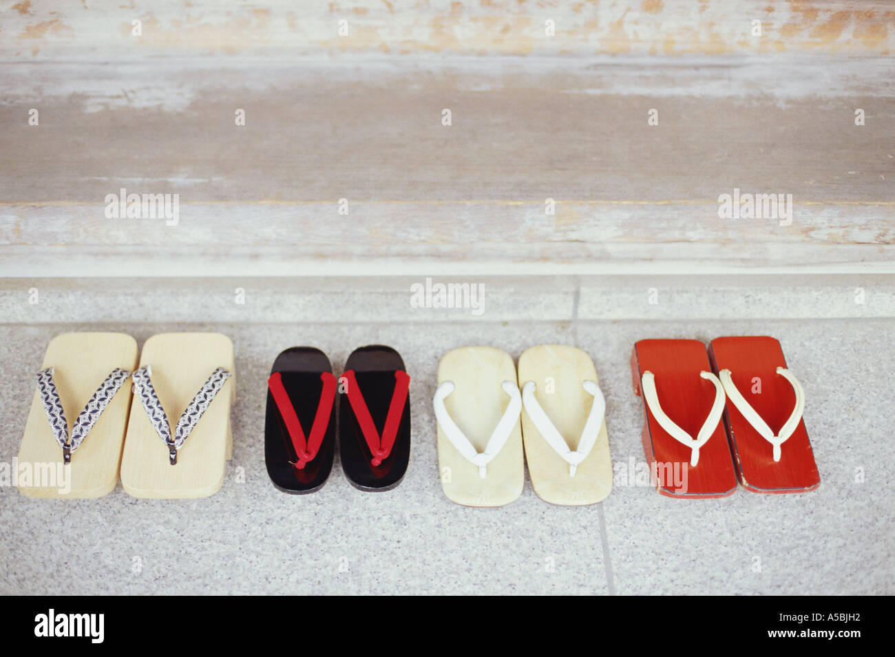 Vier Paare von japanischen Sandalen Stockfoto