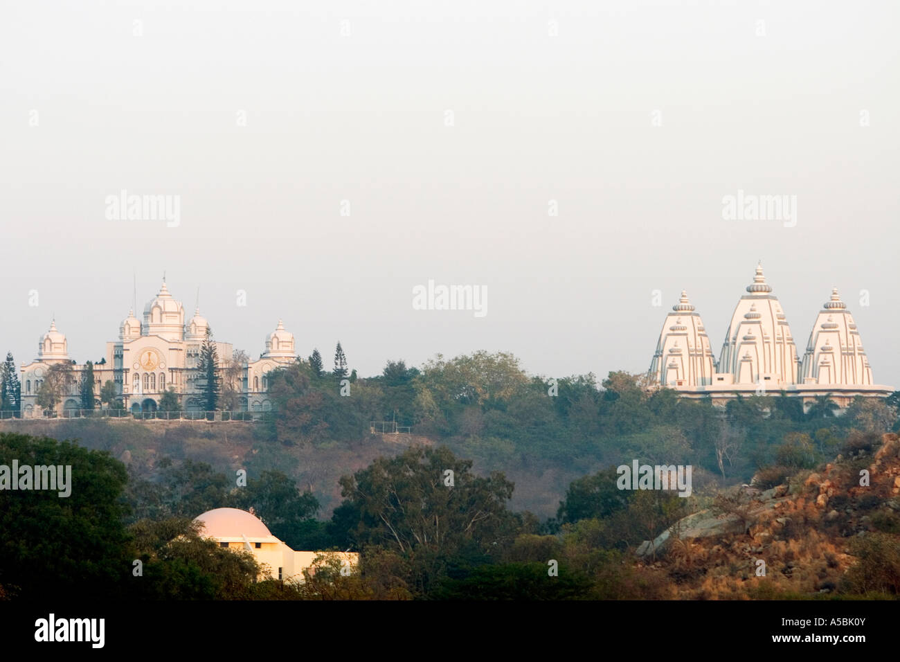 Sathya Sai Baba Ashram-Gebäude. Puttaparthi, Andhra Pradesh, Indien Stockfoto