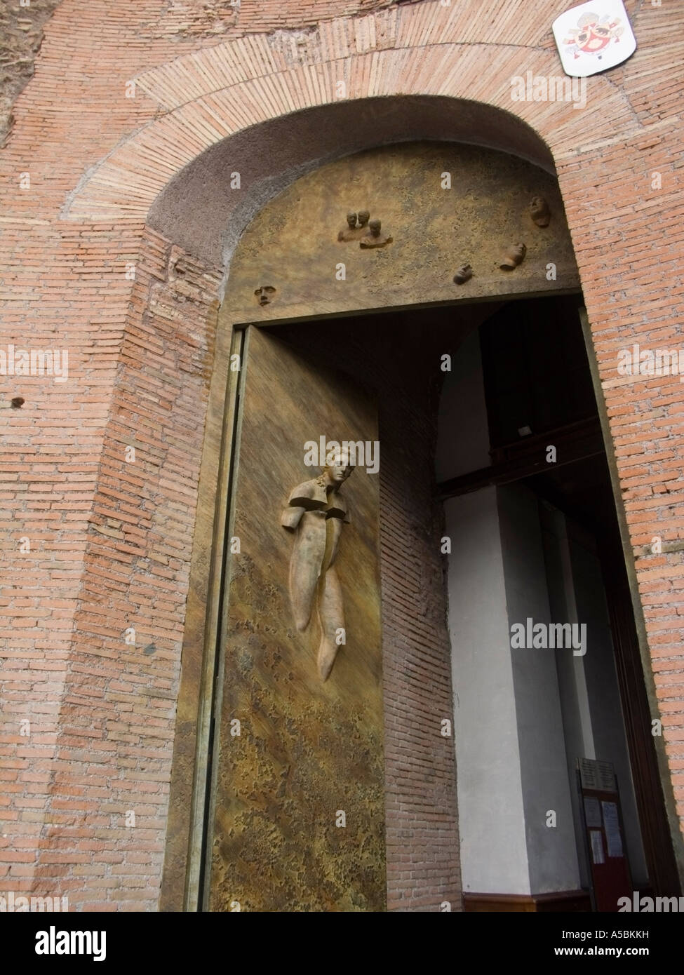 Kirche von Santa Maria Degli Angeli und Basilika in römischen Thermen des Diokletian-Thermen, Tür, Eingang, Bronze-Skulptur, Rom, Stockfoto