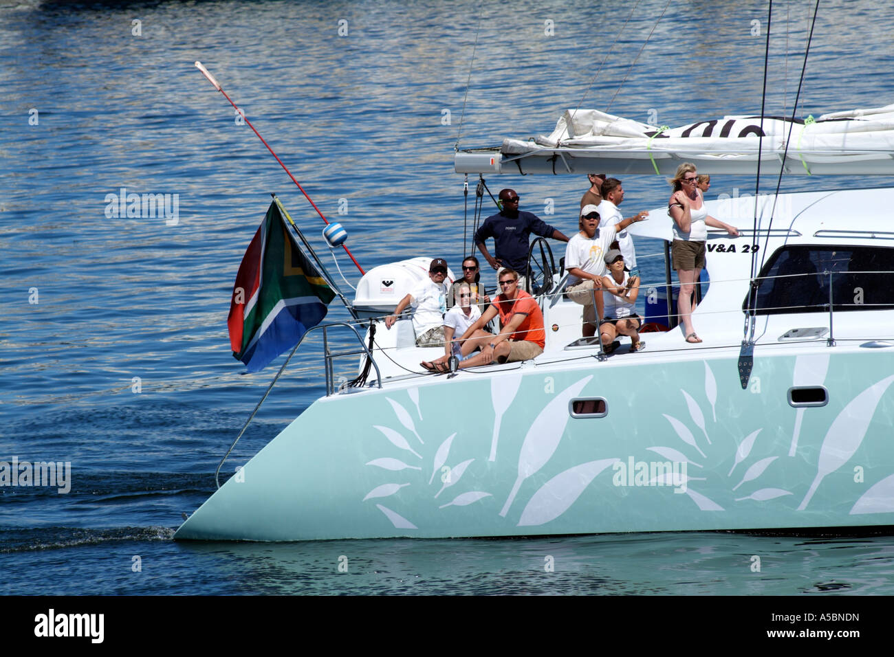 Segeln. Hafen von Kapstadt in Südafrika. Fahrpreis zahlenden Personen auf Catermaran Reise Stockfoto