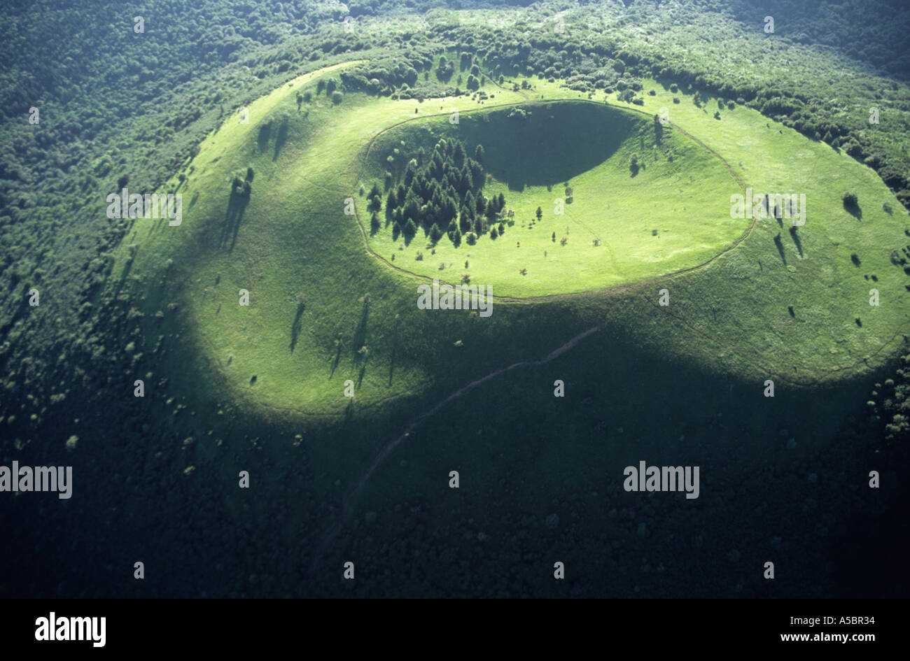 Luftaufnahme des Strombolischen Kegels, inaktiver Vulkan auf der Chaine des Puys, Massif Central, Auvergne Central France Stockfoto