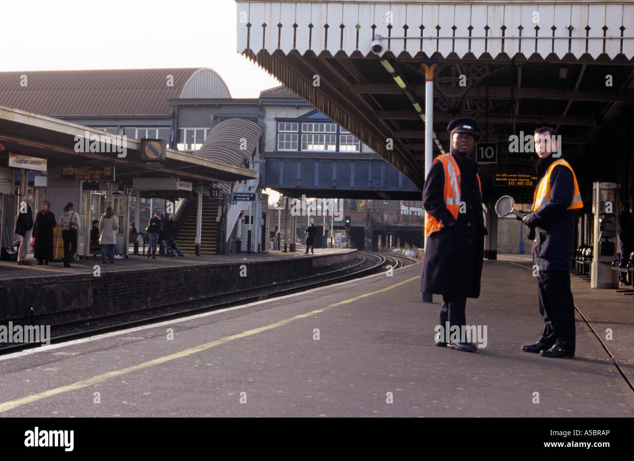 Zwei Wachen am eines der verkehrsreichste Bahnhof in London der Clampham Kreuzung UK Stockfoto