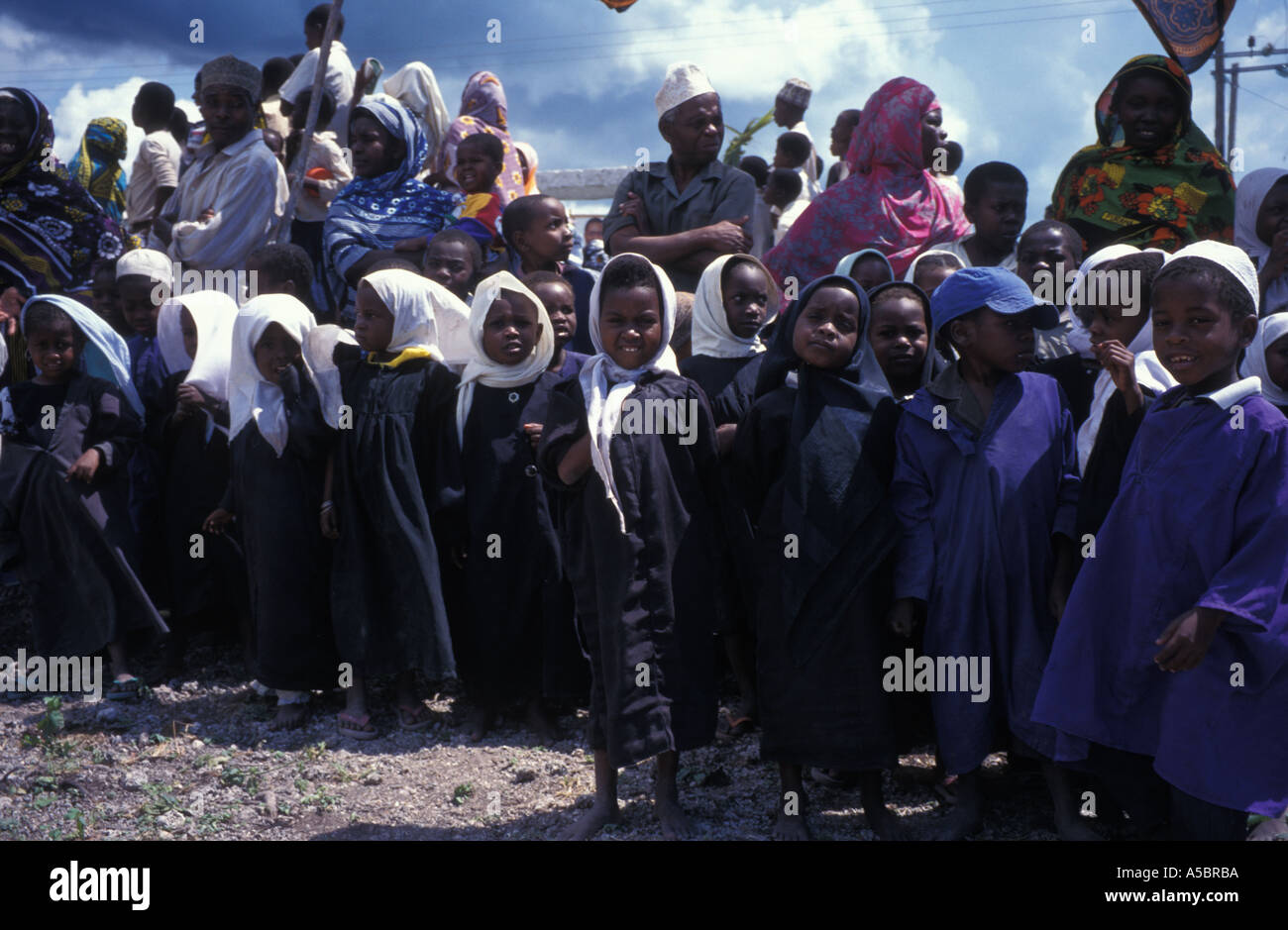 Zanzibar primäre islamischen Schulkinder in Paje Dorf Stockfoto