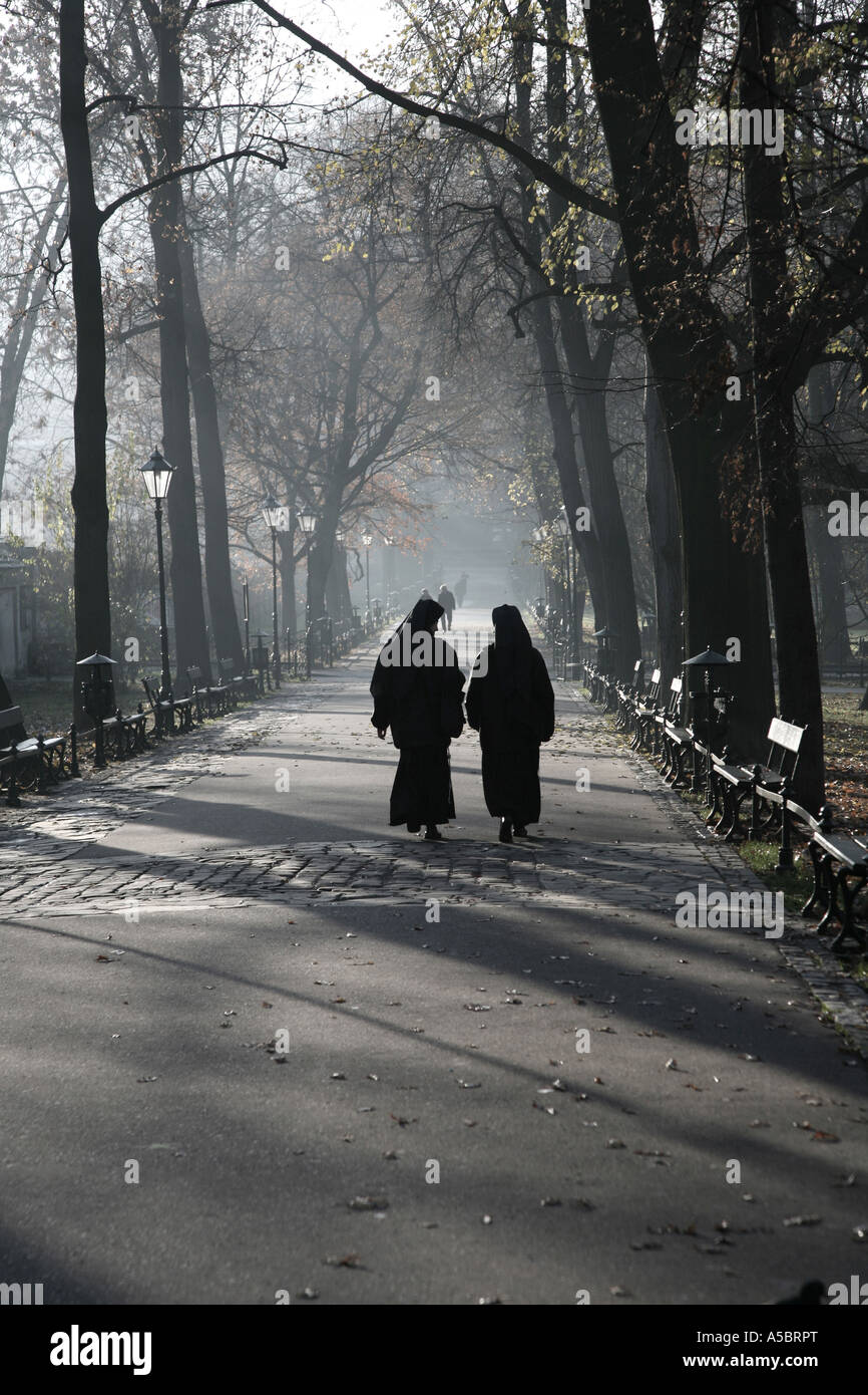 Nonnen gehen in Krakau Polen Stockfoto