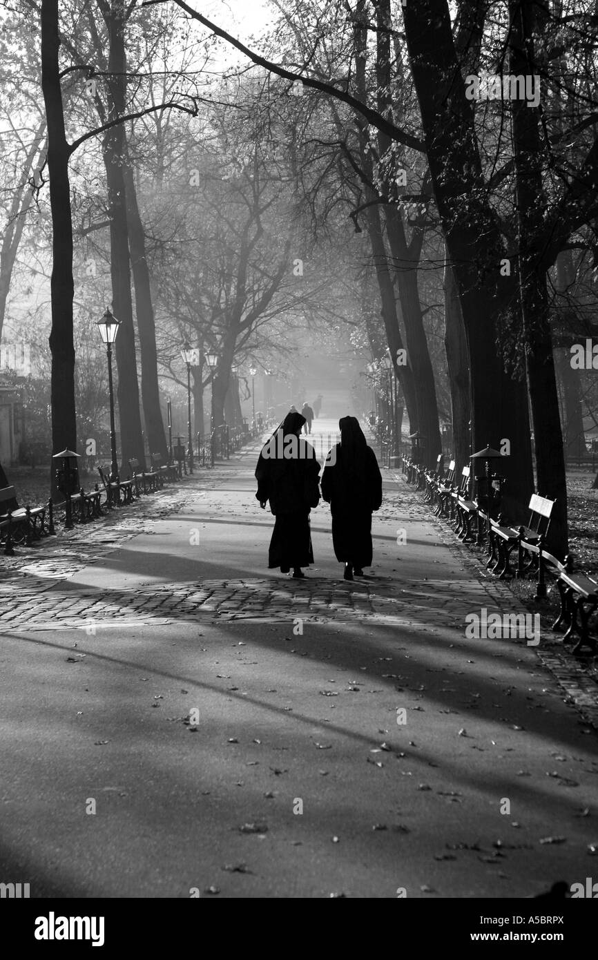 Nonnen gehen in Krakau Polen schwarz / weiß Stockfoto